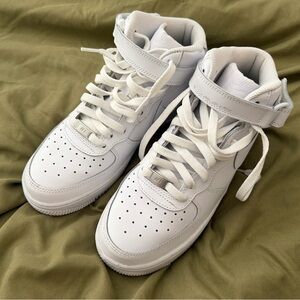 Nike Kids 7Y / Women 9        White High-Top Sneakers